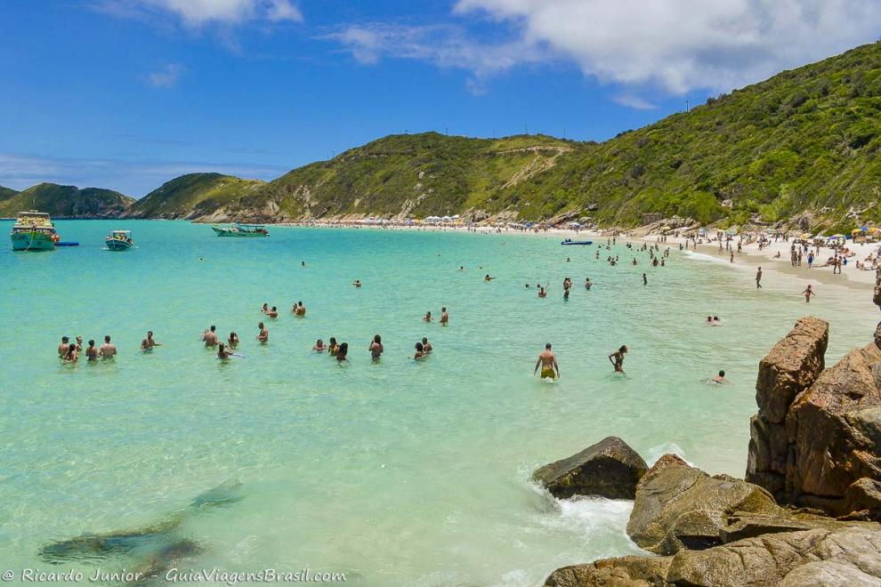 Imagem do mar maravilhoso da Praia Pontal do Atalaia.